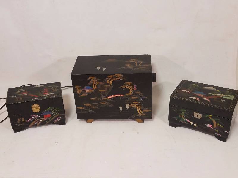 lot 16 image: Hand Painted Japanese Items