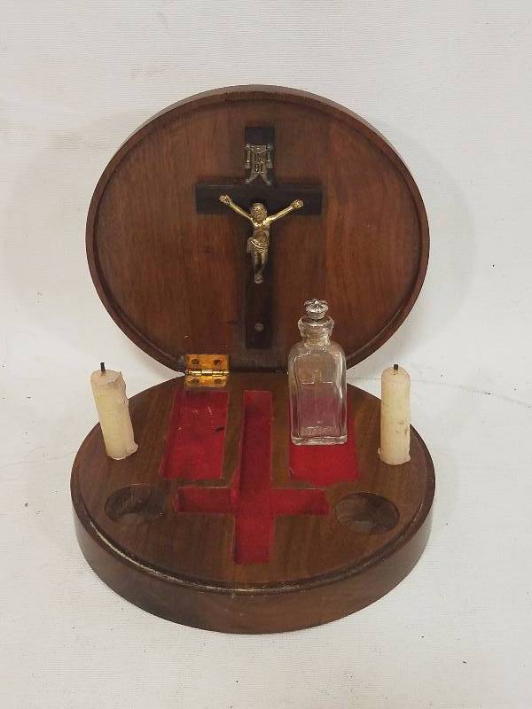 lot 18 image: Vintage Catholic Sick Call Set