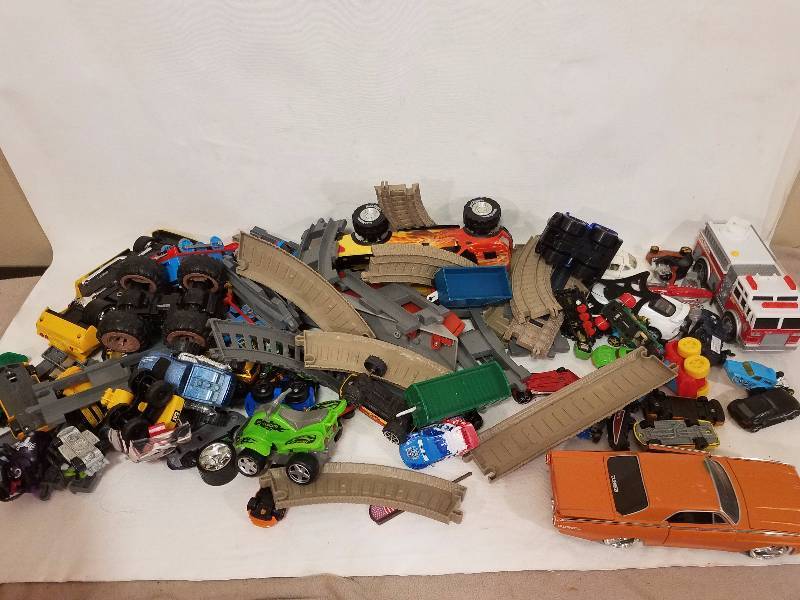 lot 30 image: Mixed toy lot - Thomas the train, hot wheels etc.