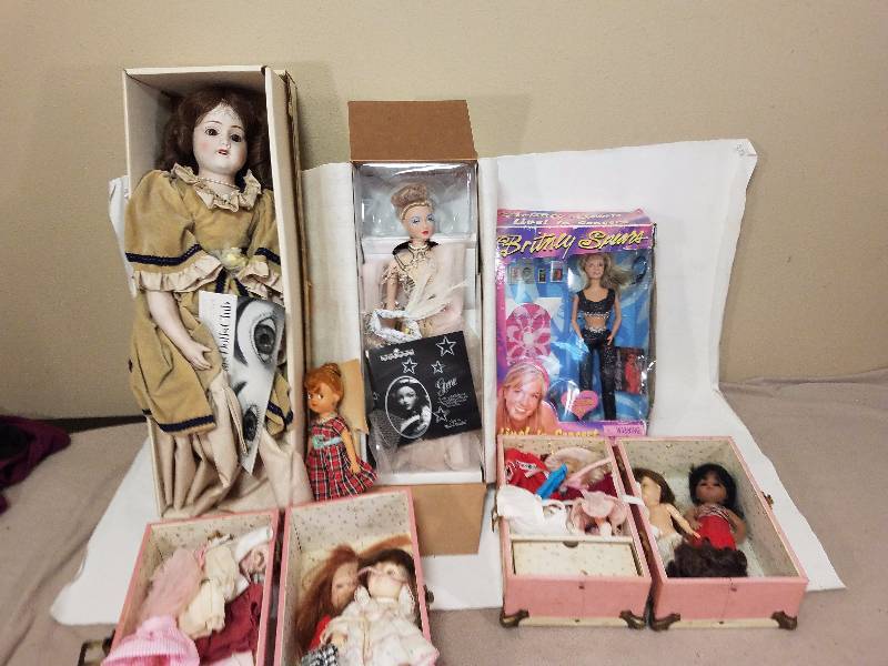 lot 34 image: Mixed lot of Collectible Dolls