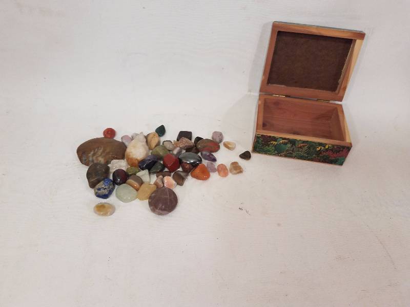 lot 43 image: Boxed of Agates and Polished Rocks