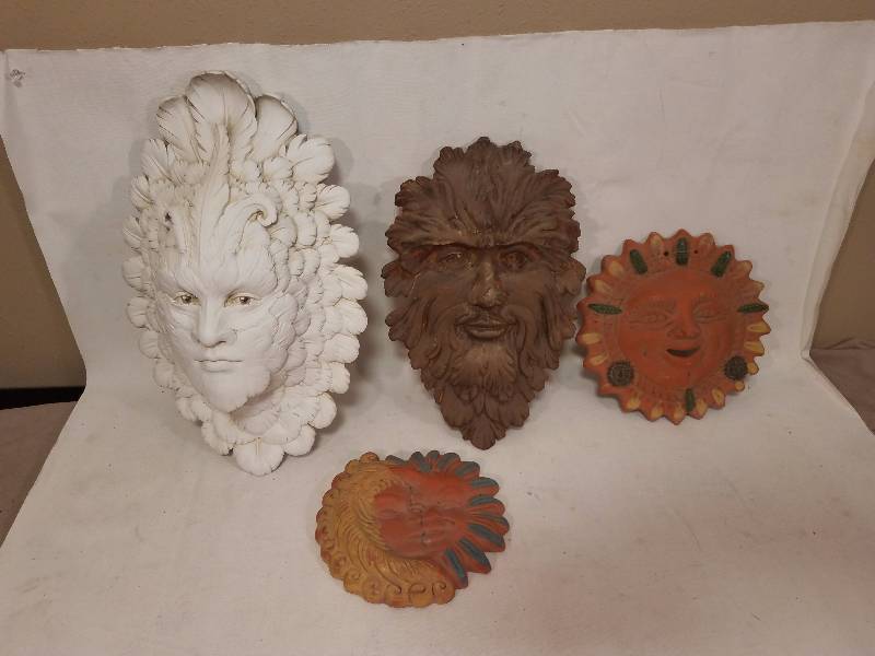 lot 52 image: Ancient Face ceramic dcor