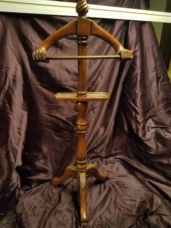 lot 55 image: Vintage Wardrobe Stand