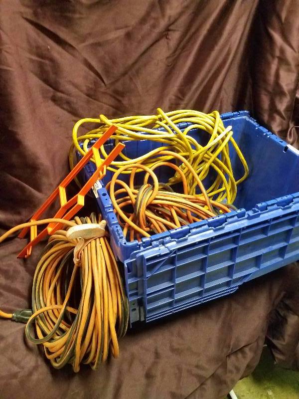 lot 75 image: Tote of heavy duty electrical cords
