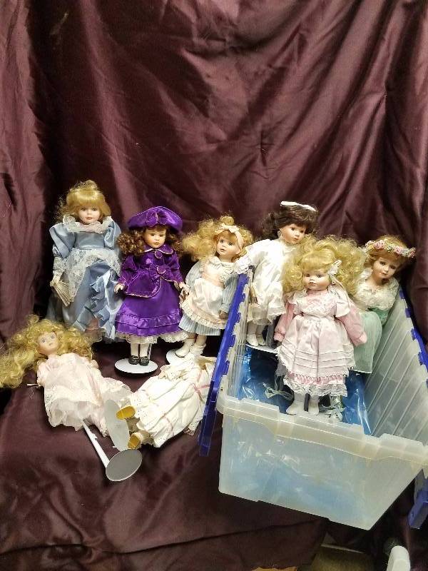 lot 87 image: Tote of Collectible Vintage Porcelain Dolls