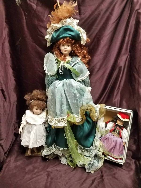 lot 88 image: 3ft Collectible Doll with two Addition Dolls