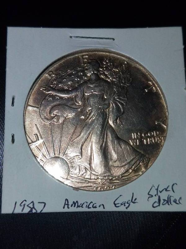 lot 105 image: 1987 American Eagle Silver Dollar