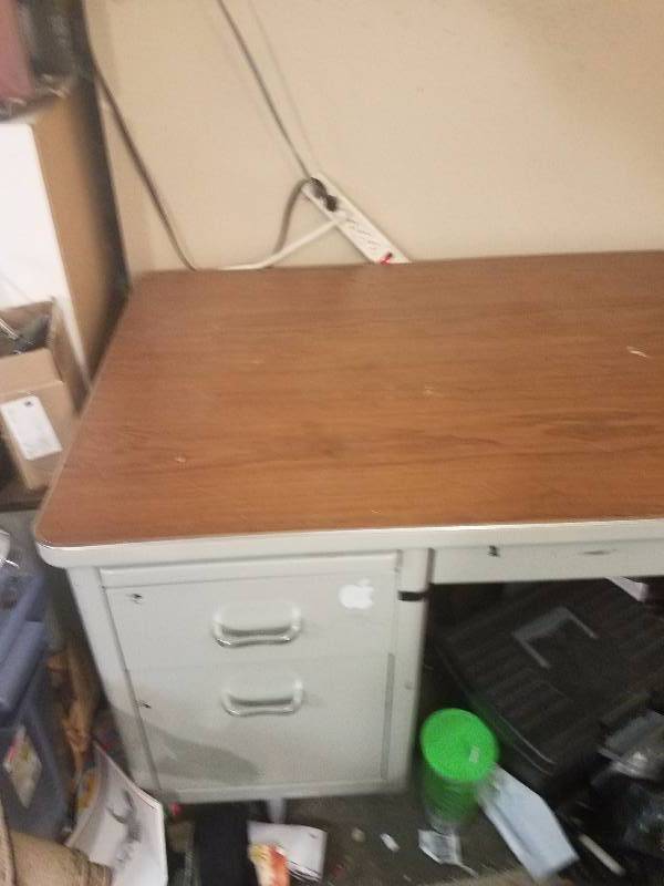 lot 15 image: Metal Desk