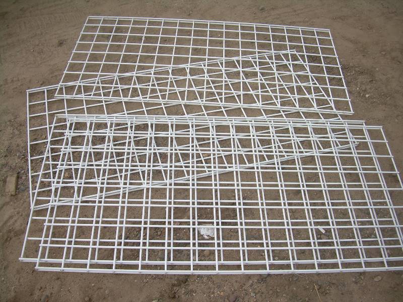 4 METAL RACKS