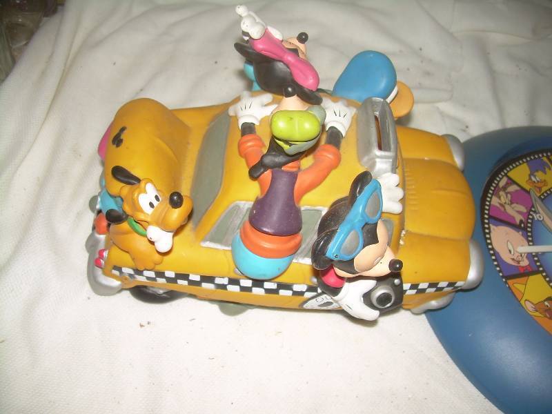 COLLECTIBLE LOONY TOONS BANK AND CLOCK