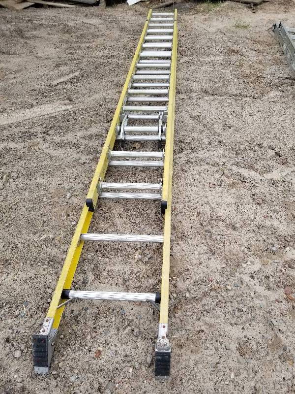 lot 8 image: Werner 28FT Extension Ladder, D7128-2, 300lb capacity