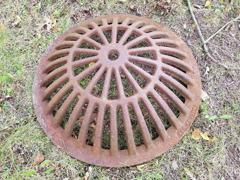 lot 32 image: Domed Metal Manhole GrateCover, 25r