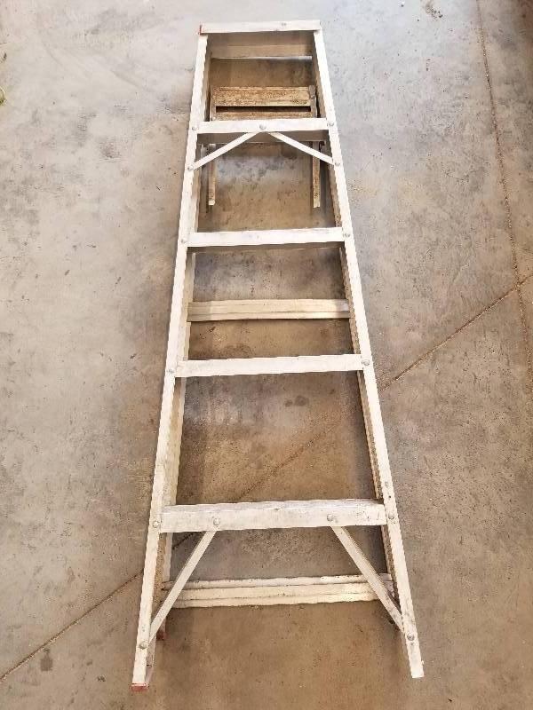 lot 66 image: White Metal 5FT Aluminium Ladder, 200lb capacity