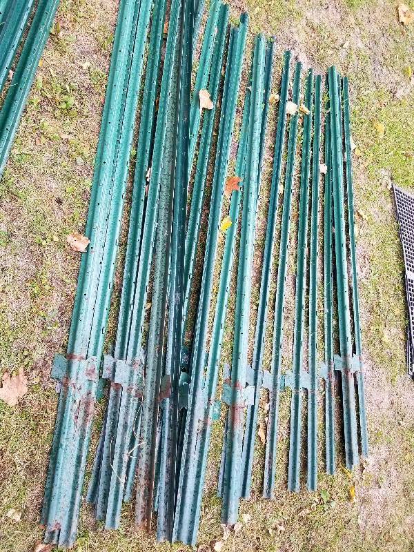 lot 89 image: Lot - 7FT Steel Fence Posts, 20