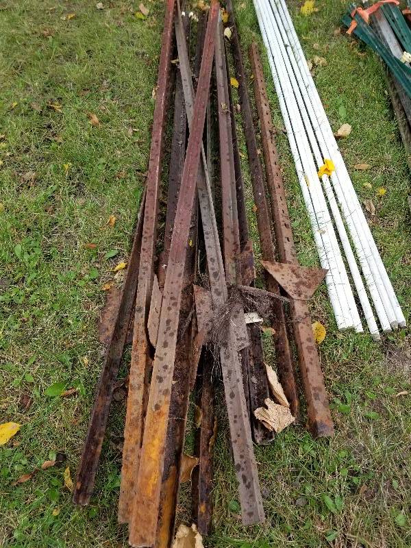 lot 92 image: Lot - Misc Steel Fence Posts, 4-7FT