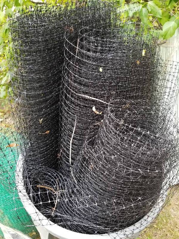 lot 98 image: Lot - Misc Black Plastic Fencing & Green Metal Fencing