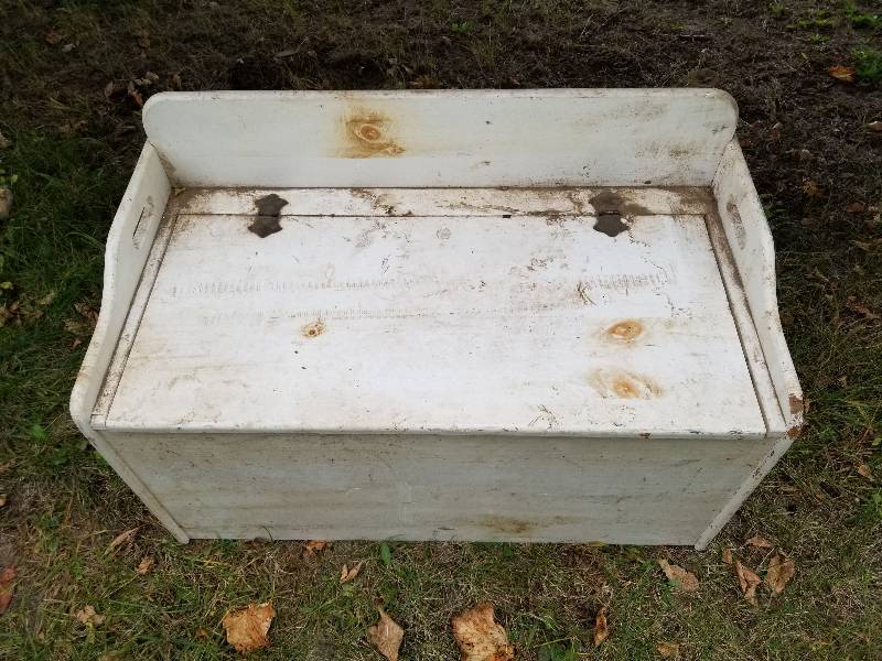 lot 104 image: Pine Storage Bench, 30x16x15