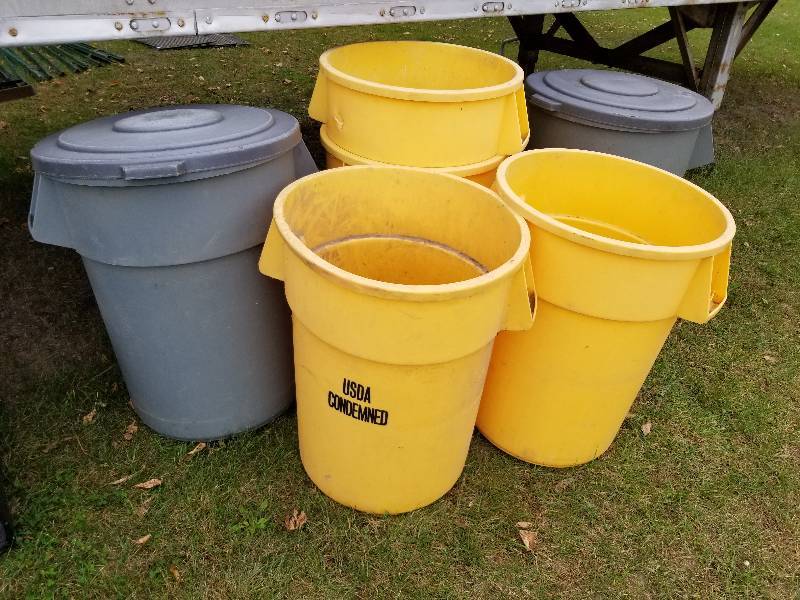 lot 106 image: Lot - Misc Rubbermaid Bins, Storage Bins,