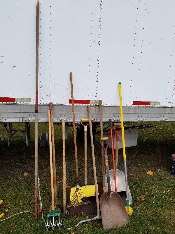 lot 109 image: Lot - Misc Long Handled Items - Shovels, Edger, Pruner, etc