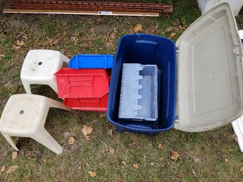 lot 103 image: Lot - Misc 33 Gal Tote, Containers, Stools
