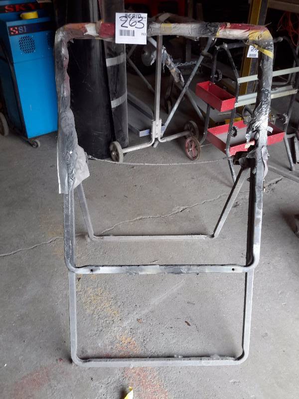 lot 263 image: Adjustable Parts Bench