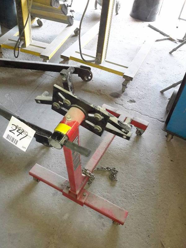 lot 241 image: PowerBuilt 1000 lb Engine Stand