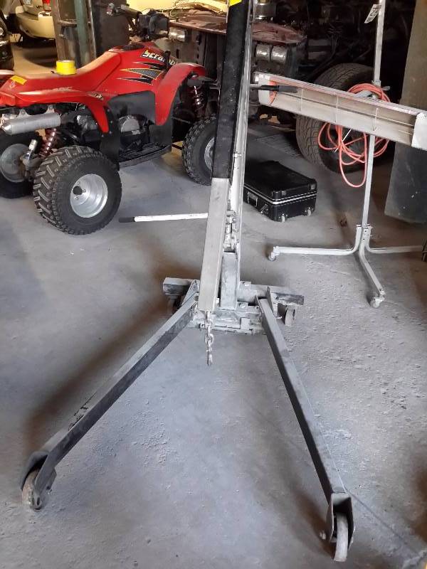 lot 242 image: 1 ton folding hydraulic engine hoist