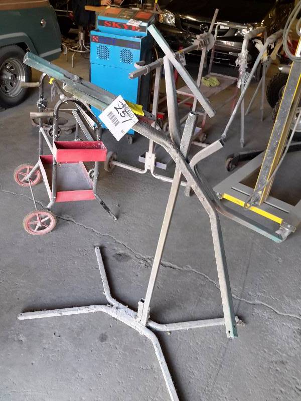 lot 251 image: Body shop Work Support Stand