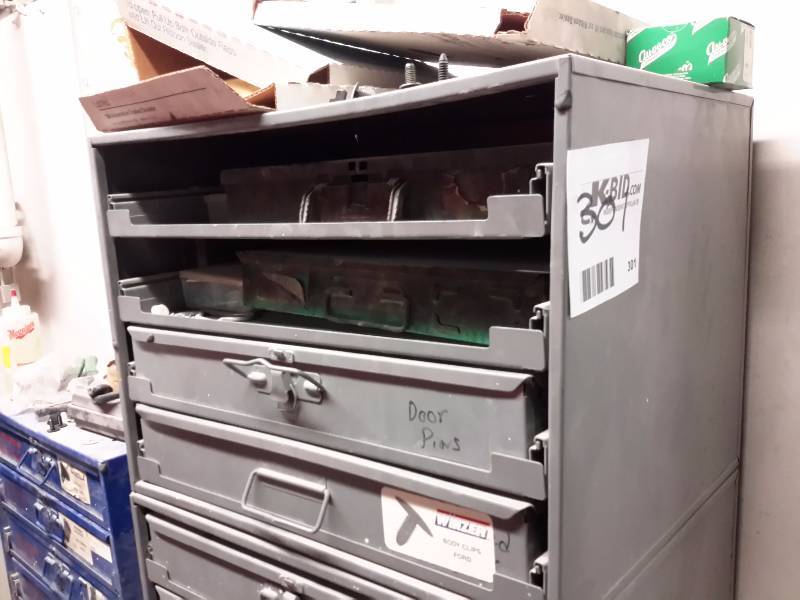 lot 301 image: Nut & Bolt Cabinet w 2 drawers  2 Non fit drawers