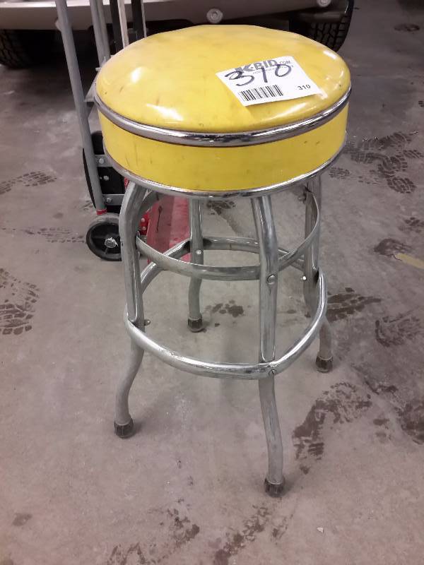 lot 310 image: Mid Century Bar Stool 31 in High