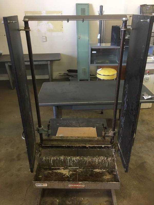 lot 1260 image: Challenger Paddy Wagon Glue Station
