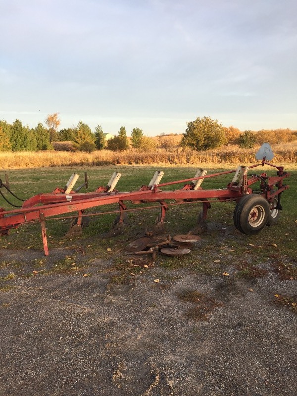INTERNATIONAL  710  5 - BOTTOM PLOW