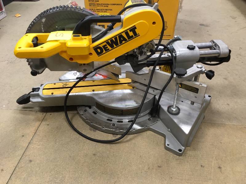 Dewalt DWS780 15 Amp 12 in. Double Bevel Sliding Compound Miter Saw used in good condition