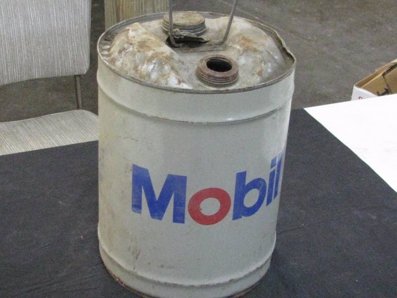 lot 7 image: Mobil 5gl Oil Can