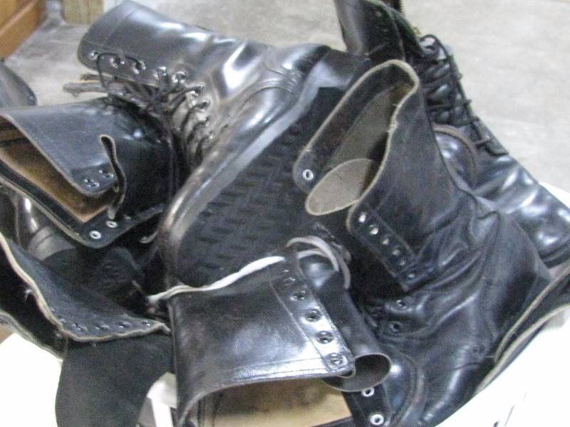 lot 15 image: Military Boots
