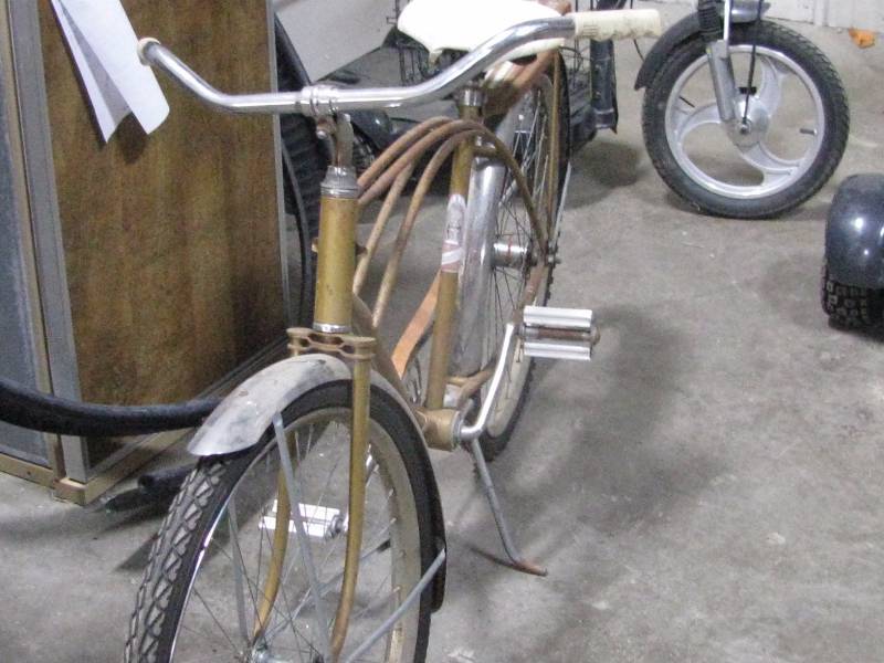 lot 23 image: Vintage Boys Bicycle