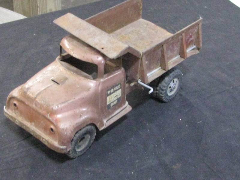 lot 27 image: Toy Hydraulic Dump Truck