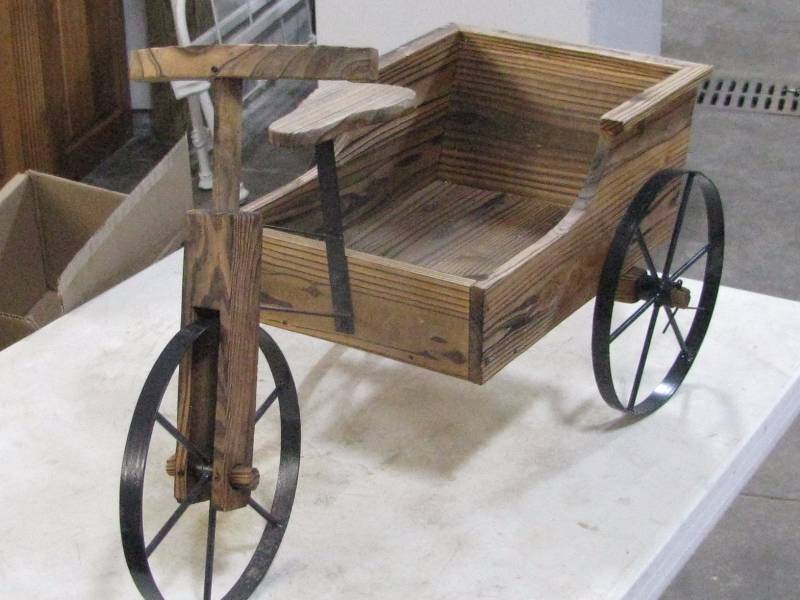 lot 32 image: Wood Planter