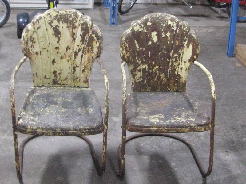 lot 33 image: Clam Shell Metal Chairs