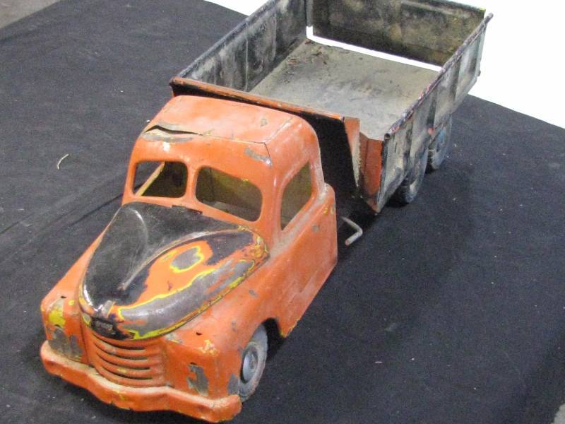 lot 39 image: Toy Hydraulic Dump Truck