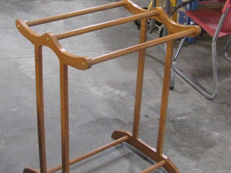 lot 64 image: Oak Quilt Rack
