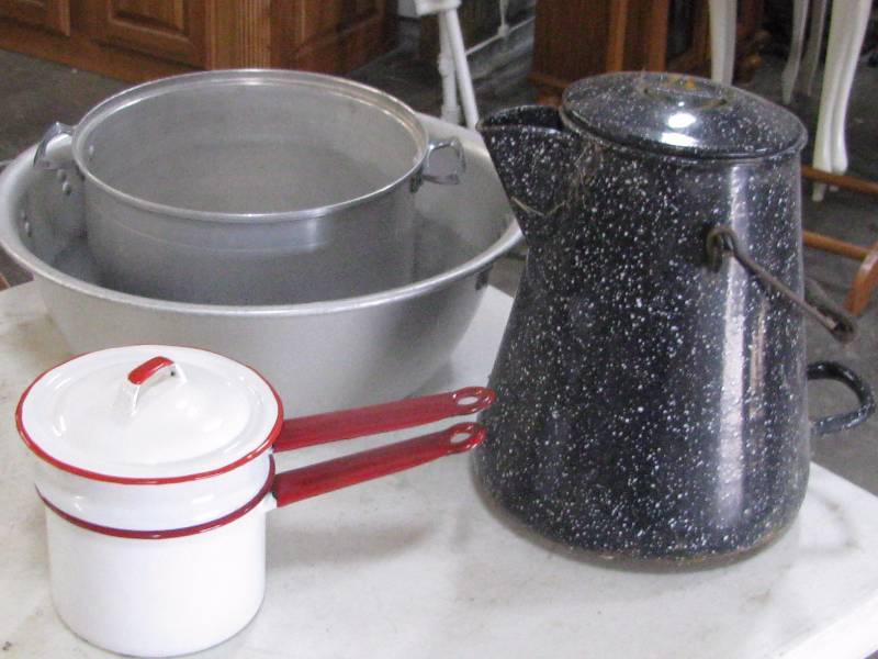 lot 98 image: Enamelware