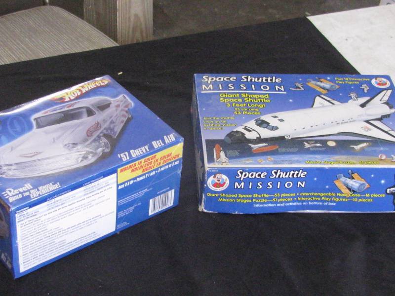 lot 105 image: Toy Model & Puzzel