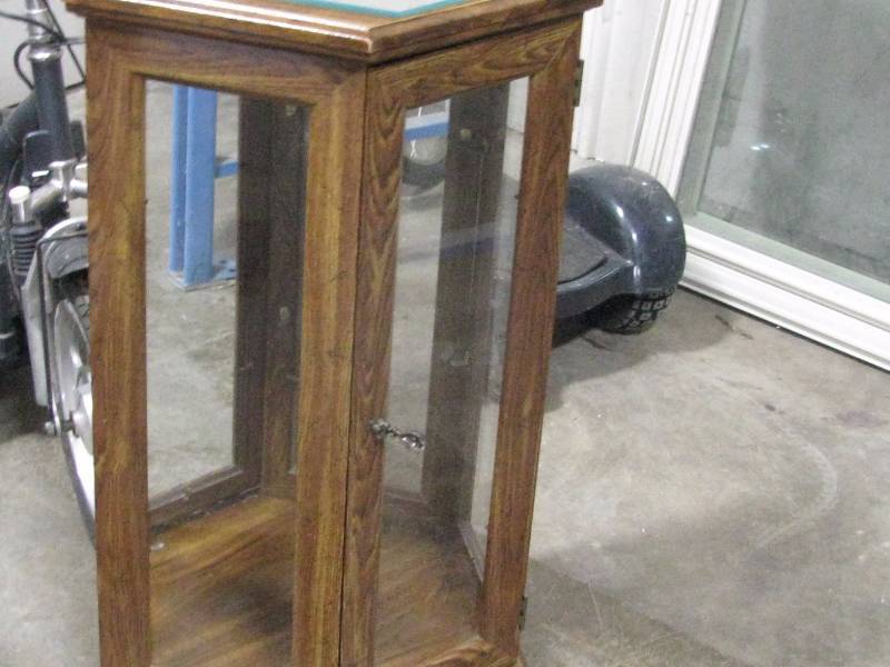lot 126 image: Lighted Cabinet