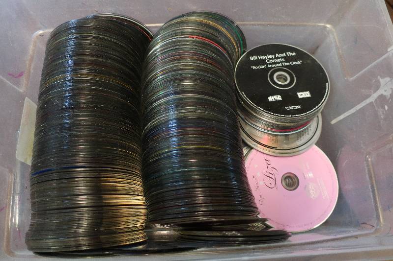 LARGE LOT OF MUSIC CDS
