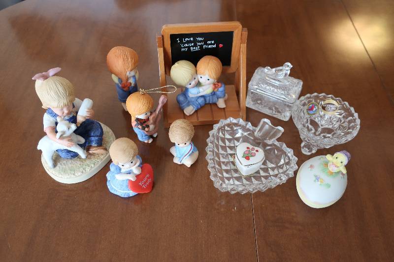 LOT OF FIGURINES