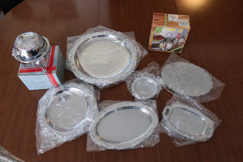 METAL SERVING TRAYS