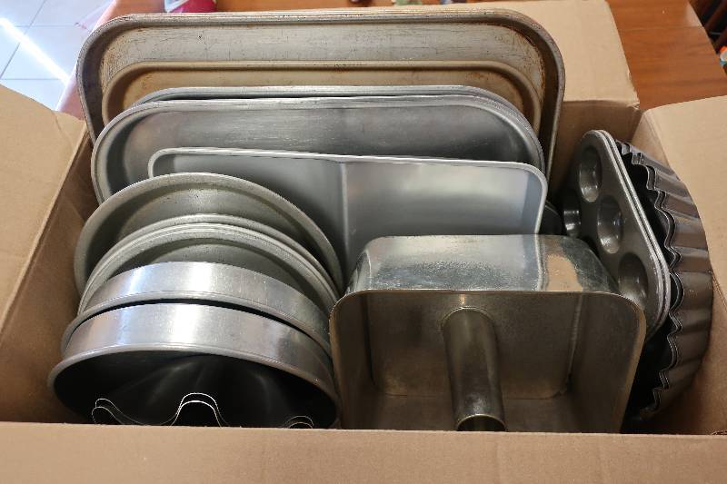 BOX OF BAKING TINS AND PANS