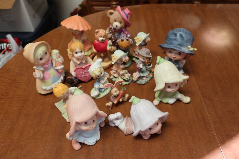 LOT OF FIGURINES