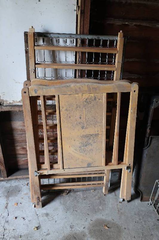 VINTAGE BABY CRIB